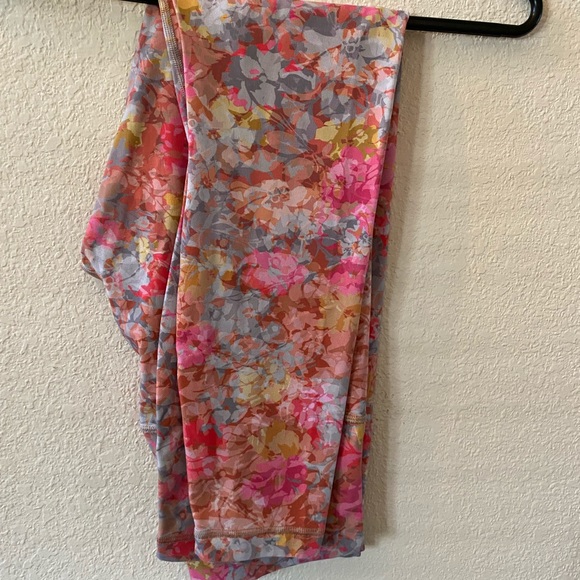 Lululemon Floral Leggings Size 6 NWOT - Picture 2 of 4